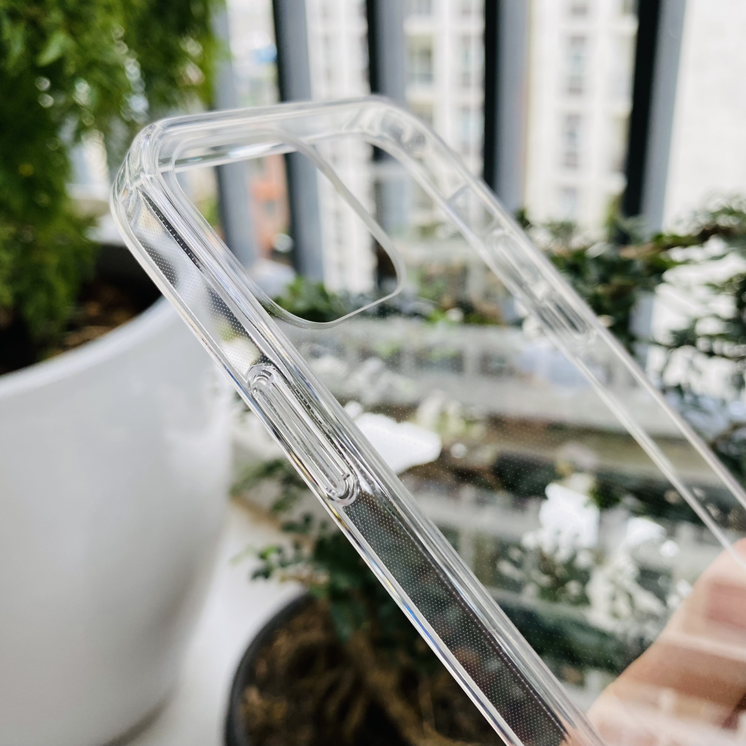 Ốp lưng iPhone 12 Pro Likgus trong viền PU