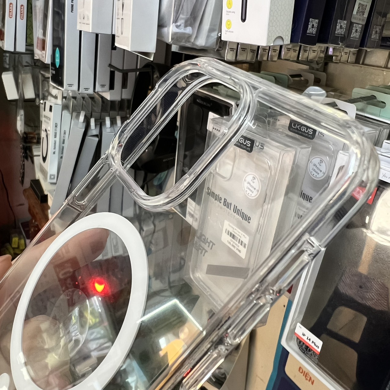 Ốp lưng iPhone 15 Likgus trong suốt Magnetic
