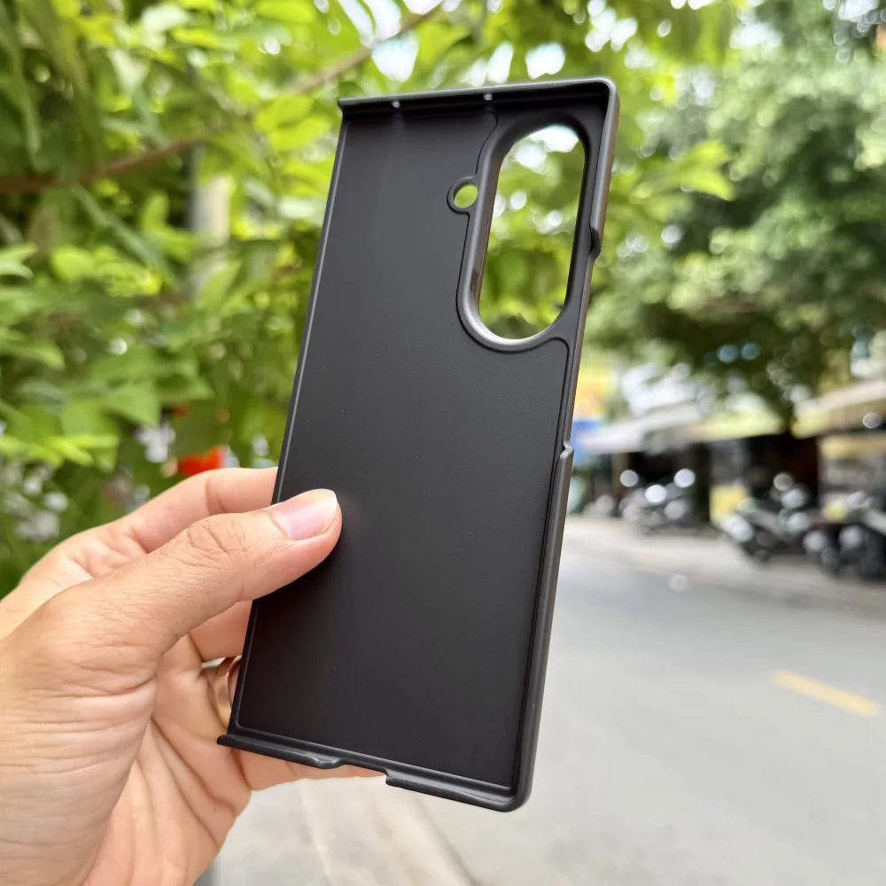 Ốp Lưng Galaxy Z Fold8 Ultra Ravaka MagSafe Vân Carbon Chính Hãng
